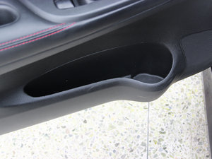 2012款1.6T GTS CVT致酷版 前门储物空间