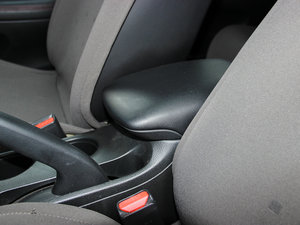 2012款1.6T GTS CVT致酷版 中央扶手箱