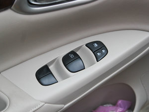 2012款1.8XV CVT尊享版 主驾车窗控制区	