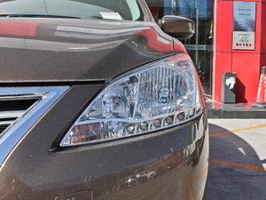 2012款1.8XE CVT舒适版 大灯