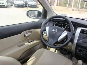 2013款1.6XE CVT舒适版 中控区