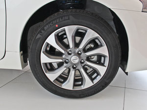 2014 2.5XV NAVIŰ ^