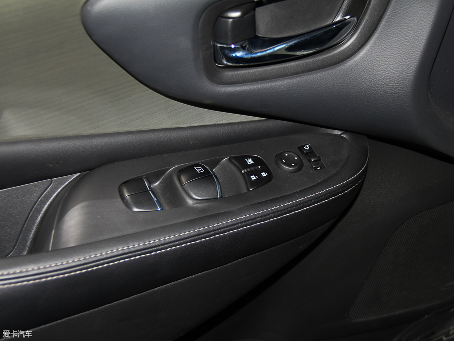 2015����m 2.5L XV RES Plus ���Ű�