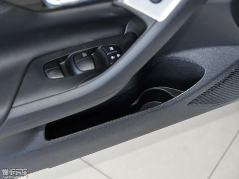 2015[ 2.0L XL- Sporty W\Ӱ