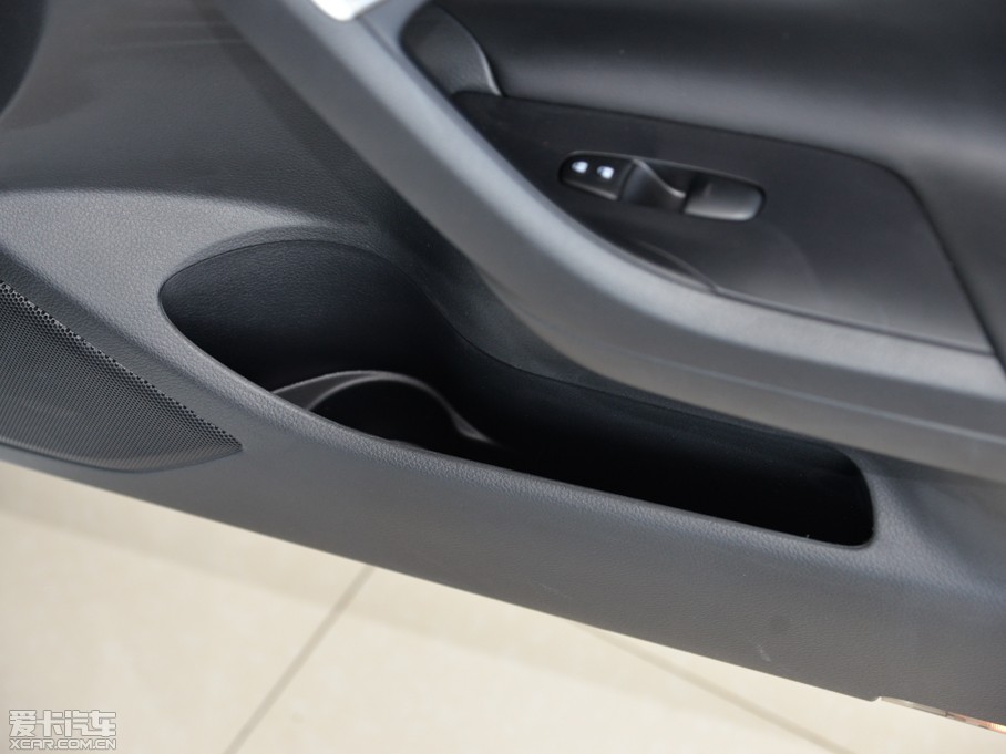 2015[ 2.0L XL- Sporty W\Ӱ