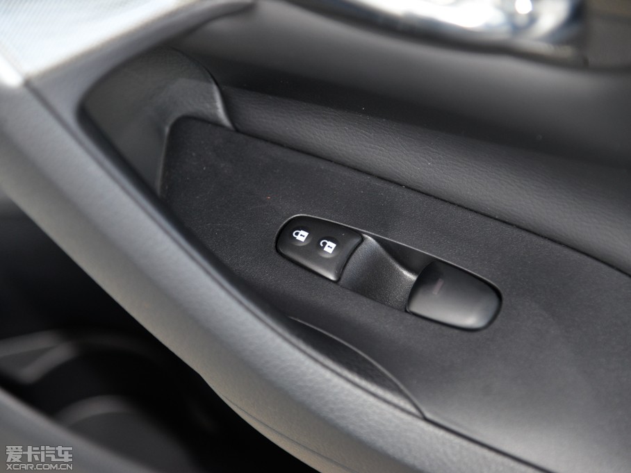 2015[ 2.0L XL- Sporty W\Ӱ