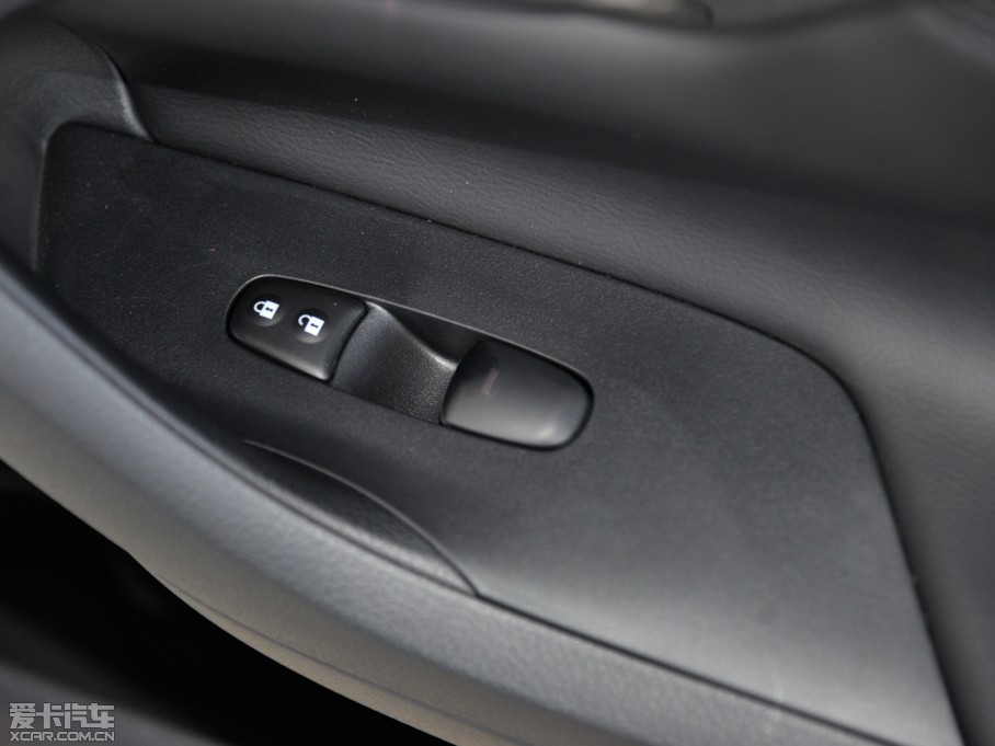 2015[ 2.0L XL- Sporty W\Ӱ