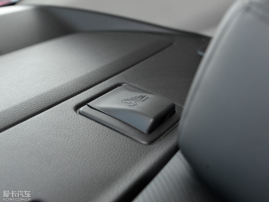 2015[ 2.0L XL- Sporty W\Ӱ