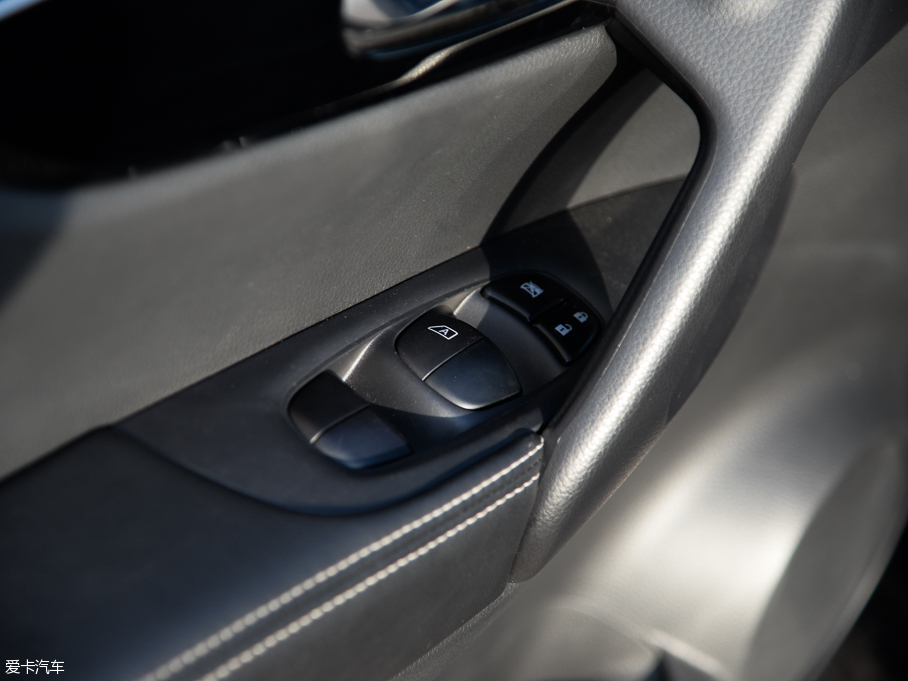 2016п 2.0L XV NAVI CVT