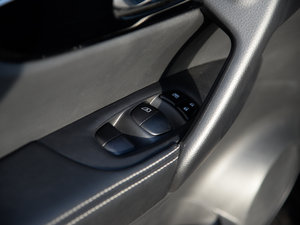 2016款2.0L XV NAVI CVT尊享版 主驾车窗控制区	