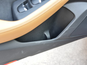2016款2.5L XV 至尊版 前门储物空间