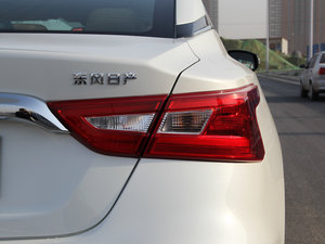 2016款2.5L XV 至尊版 尾灯