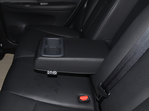 2016款1.6L CVT智尊版 后排中央扶手