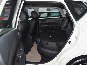 2016款1.6L CVT智尊版 后排座椅放倒