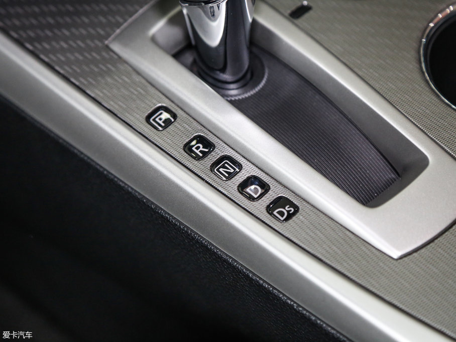 2017[ 2.0L XL Upperа