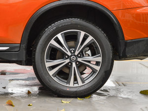 2017款2.5L CVT四驱领先版 7座 轮圈