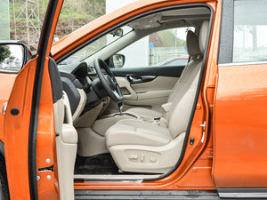 2017款2.5L CVT四驱领先版 7座 前排空间