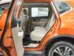 2017款2.5L CVT四驱领先版 7座 后排空间