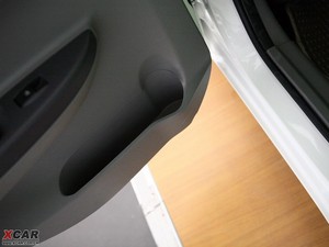 2009款三厢 1.5L 手动舒适版 前门储物空间