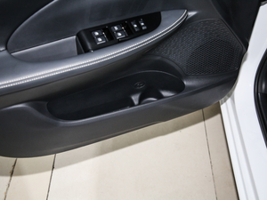 2019款1.5L DCT豪华型 国VI 前门储物空间