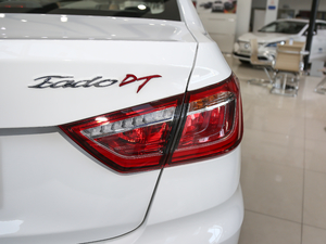 2019款1.6L 手动舒享型 国VI 尾灯