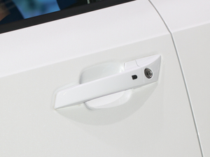 2020款1.5T 自动炫动型 主驾门拉手