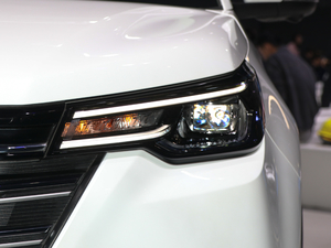 2020款1.5T 自动炫动型 大灯