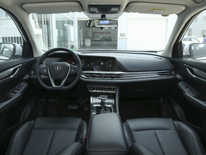 2020款1.5T 自动炫色型 内饰全景
