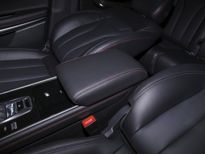 2021款荣耀百万版 1.5T 自动尊贵型 中央扶手箱