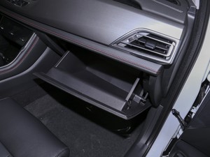 2021款荣耀百万版 1.5T 自动尊贵型 手套箱