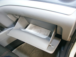 2010款1.5L 手动舒适版 手套箱