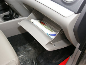 2009款三厢 1.5L 自动尊贵版 手套箱
