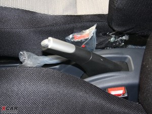 2010款1.3L 手动基本版 驻车制动器