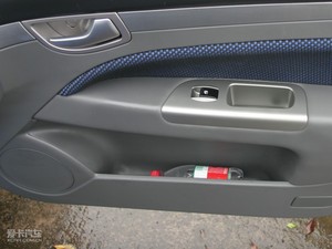 2010款1.6L 手动运动版 前门储物空间