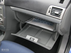 2010款1.6L 手动运动版 手套箱