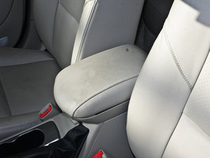 2011款2.0L 自动豪华版 中央扶手箱