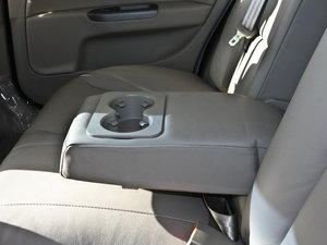 2011款2.0L 自动豪华版 后排中央扶手