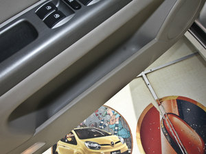 2011款2.0L 自动豪华版 前门储物空间