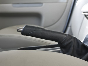 2011款2.0L 自动豪华版 驻车制动器