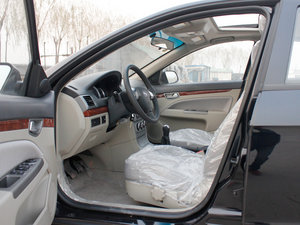 2011款1.6L 手动豪华版 前排空间