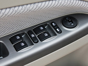 2011款1.6L 手动豪华版 主驾车窗控制区	