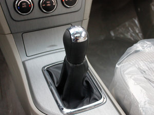 2011款1.6L 手动豪华版 换挡杆