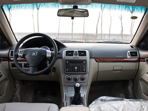 2011款1.6L 手动豪华版 内饰全景