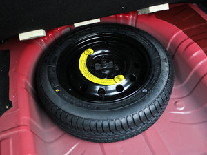 2012款三厢 1.5L 手动豪华版 备胎