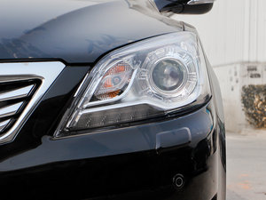 2013款1.8T 自动尊崇版 大灯