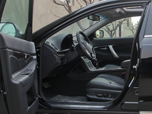 2013款1.8T 自动尊崇版 前排空间