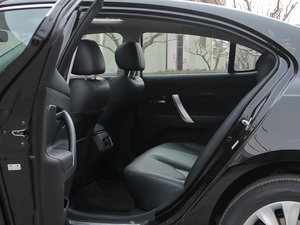 2013款1.8T 自动尊崇版 后排空间