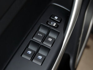 2012款1.6L 手动舒适版 主驾车窗控制区	