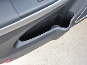 2012款1.6L 自动豪华版 前门储物空间