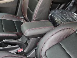 2012款1.6L 自动豪华版 中央扶手箱